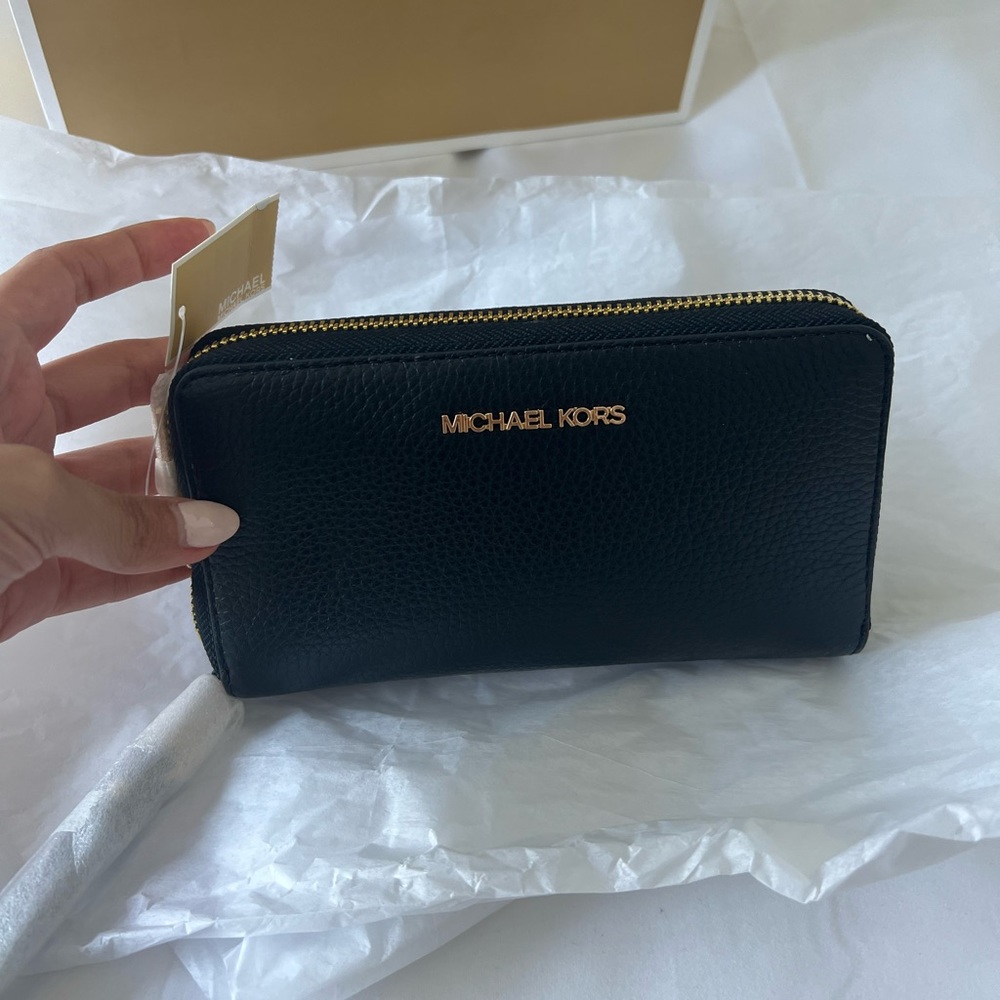 Michael kors brand new black wallet (NEW)